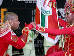 Cntia e Oldair so o primeiro casal de mestre-sala e porta-bandeira