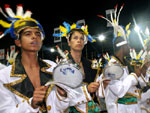 A escola elegeu a primeira princesa do Carnaval, Sara Noronha, que desfila  frente da bateria