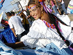 Jovem desfila com um traje regional no Panamá