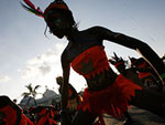 Haitianos fazem coreografias durante o desfile de carnaval em Puerto Príncipe
