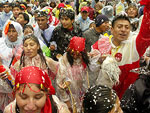 Jovens bolivianos comemoram o carnaval em La Paz