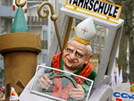 Carro alegórico mostra uma caricatura do Papa, durante o desfile de carnaval no centro de Colonia, na Alemanha