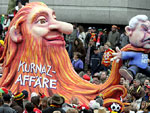 Carro alegórico mostra uma caricatura do ex-preso de Guantánamo, Murat Kurnaz, estrangulando o ministro alemão Frank-Walter Steinmeier, durante o desfile de carnaval no centro de Colonia, na Alemanha