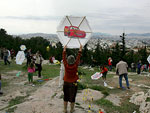 Gregos se preparam para soltar as tradicionais pipas de carnaval em Atenas