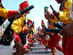 Colombianos participam do tradicional desfile de carnaval de Barranquilla