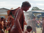 Bloco Choupana e foliões de Santa Bárbara do Sul mantém a tradição de 23 anos do carnaval de barro