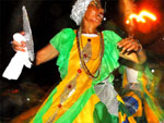 Nem a chuva que caiu na hiora do desfile desmotivou a Escola de Samba Bom Sucesso, da Vila Operria