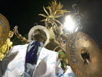 A rainha da bateria Adriana Bombom (em cima) era a medalha de ouro da Portela