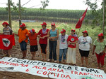 Integrantes da Via Campesina protestam por reforma agrria