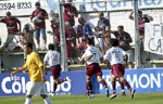 Torcida comemora o resultado com os jogadores