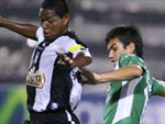 Juan Legario, do Alianza Lima, na disputa pela bola com jogador do Audax Italiano, do Chile
