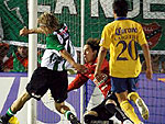 Josemir Lujambio, do Banfield, marca contra o Amrica do Mxico na vitria do time argentino por 3x1