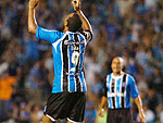 Tuta comemora o gol da vitria