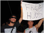 O movimento Free Hugs incentiva a troca de abraos entre as pessoas 
