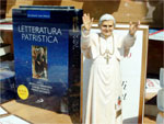 Em Roma, na Itlia, exemplares do ltimo livro escrito por Bento XVI,  lanado no dia em que completa seus 80 anos 