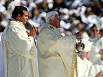 O Papa Bento XVI durante missa de canonizao de Frei Galvo, o primeiro santo nascido no Brasil