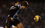 O capitão Tcheco, do Grêmio, dando seqüência a uma das grandes jogadas do time gaúcho.