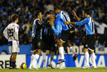 Os jogadores do Grêmio comemorando o segundo gol da equipe, marcado por Teco