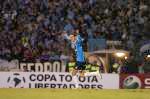 Teco comemorando o seu gol,  fazendo Grêmio 2x0 Defensor
