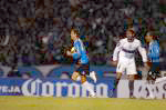 Teco(E), do Grêmio, com a bola nas mãos, depois de marcar o segundo gol da equipe