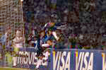 Teco(E) e Carlos Eduardo, ambos do Grêmio, correndo para comemorar com a torcida