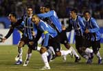 Jogadores vibram após o término das cobranças de pênaltis, que deram ao Grêmio a vitória de 4x2 e a chance de ir às semifinais