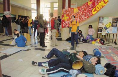 Universitários improvisaram acampamento e cozinharam na reitoria - em repúdio a quê?