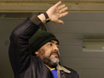 Diego Maradona, ex-jogador do Boca e da seleo argentina, sada os torcedores de sua equipe, no estdio La Bombonera