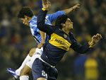 Calos Eduardo (E), do Grmio, disputa a bola com Ever Banega (D), do Boca Juniors