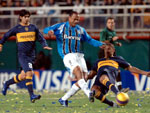 Tuta (C), do Grmio, briga pela bola entre dois jogadores do Boca