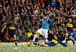 Diego Souza disputa bola com jogadores do Boca Juniors