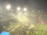 Torcida do Boca recebe o time no gramado com muita barulho e papel picado