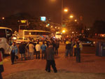Os nibus aguardam a liberao da polcia argentina para seguir o caminho para a Bombonera