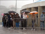 At embaixo de chuva, torcedores j procuram os ingressos para a final contra o Boca, na prxima quarta