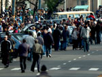 Avenida Carlos Barbosa lotada de gente nas filas