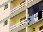 Bandeira do Grmio em prdio da Av. Pedro Adams Filho, no centro de Novo Hamburgo.