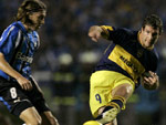 Lucas (E) disputa a bola com o atacante argentino Palermo (D)