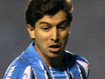 Tcheco (E), briga pela bola com Clemente Rodrguez (D), do Boca