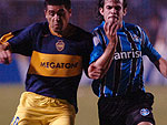 Riquelme (E), do Boca, briga pela bola com Gaviln (D)