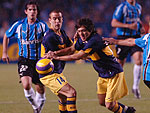 Teco (D) tenta parar Cardozo (C), do Boca Juniors. Na foto, Palcio (E), do Boca