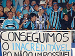 Faixas com dizeres de apoio ao time