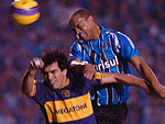 Tuta (em cima) briga pela bola com jogador do Boca