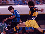 Tcheco (E) disputa a bola com Ledesma (D), do Boca