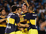 Os jogadores do Boca comemoram o  primeiro gol da equipe diante do Grmio