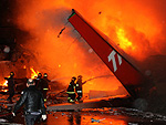 Bombeiros tentam apagar incndio no hangar e evitar que o fogo atinja os prdios vizinhos