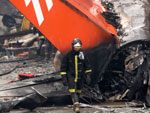 Remoo da cauda do avio permite o acesso aos bombeiros ao interior do avio para a retirada dos corpos que ainda restam l dentro