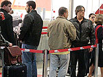 Ao chegar em So Paulo, familiares no tm prazo para a identificao dos corpos, devido ao estado em que muitos se encontram