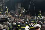150 homens e 25 viaturas do Corpo de bombeiros trabalham no resgate das vtimas do acidente 