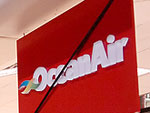 Companhia area Ocean Air coloca faixa preta nos letreiros do balco de check in do aeroporto Salgado Filho em sinal de luto 