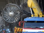 Bombeiros retiram uma das turbinas do Airbus A320